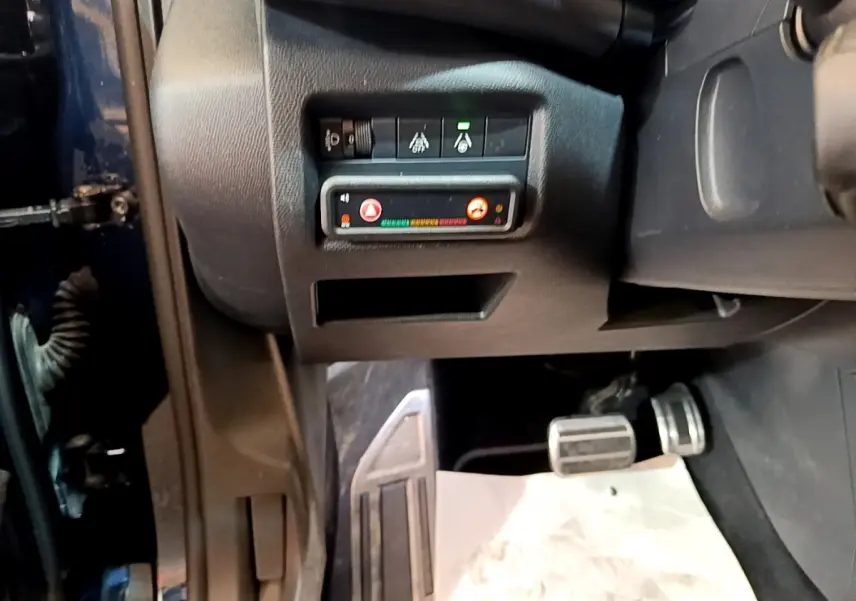 Vue intérieure côté conducteur du Citroën C5 Aircross 2023, montrant les pédales et commandes de sécurité sur tableau noir.