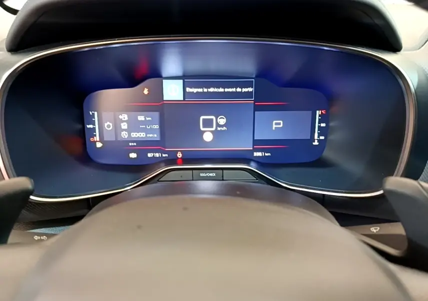 Vue rapprochée du combiné d'instruments digital bleu du Citroën C5 Aircross 2023 avec affichage multifonctions.