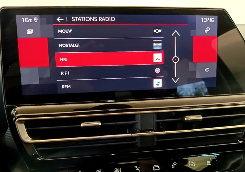 Écran tactile central du tableau de bord du Citroën C5 Aircross 2023 affichant les stations radio, avec commandes de ventilation en dessous.