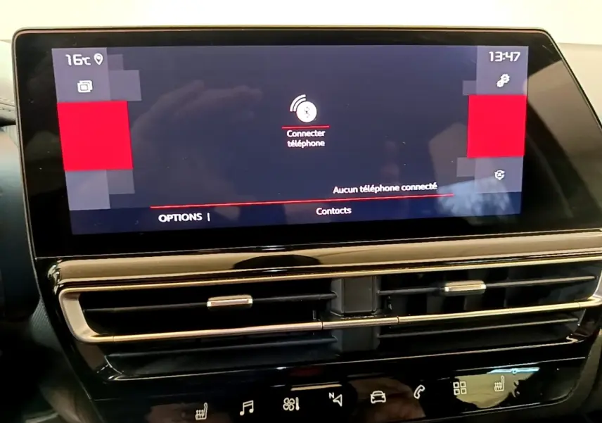 Écran tactile central affichant la connexion téléphone, tableau de bord noir brillant du Citroën C5 Aircross 2023.