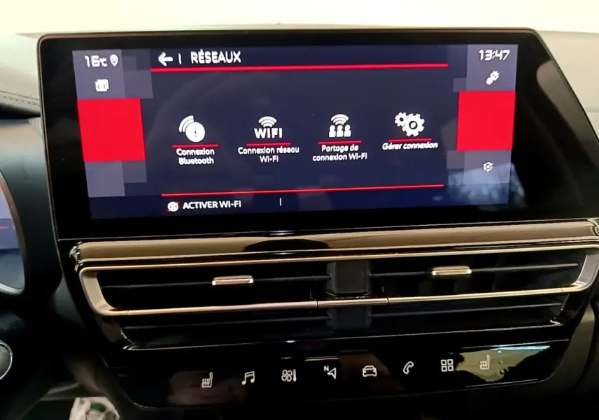 Écran tactile central affichant les options Wi-Fi dans l’habitacle du Citroën C5 Aircross 2023, vue de face.