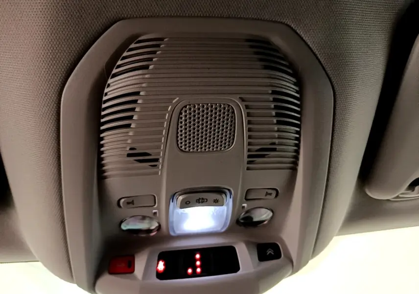 Vue en gros plan du plafonnier gris clair avec commandes d’éclairage et indicateurs lumineux du Citroën C5 Aircross 2023.
