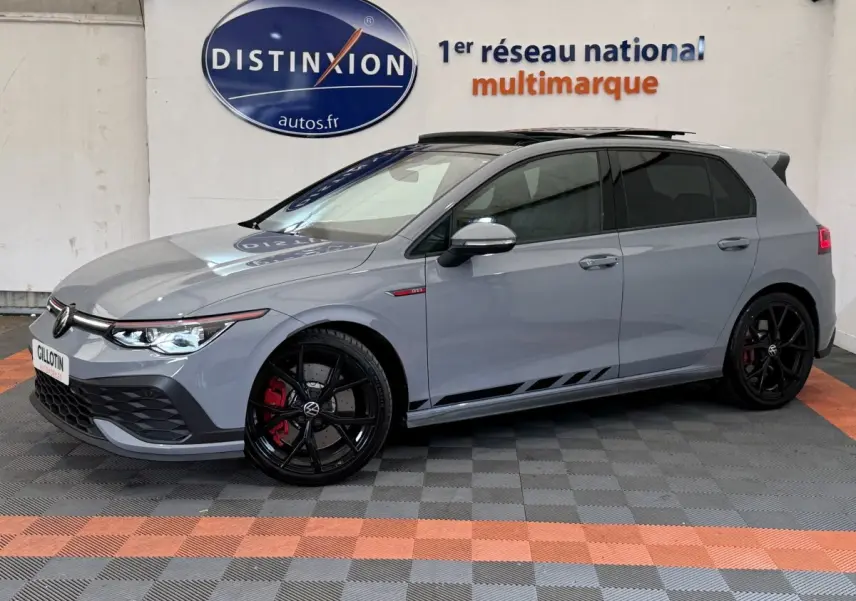 Vue de profil droit d'une Volkswagen Golf GTI Clubsport 2.0 TSI gris foncé avec jantes noires et étriers rouges.
