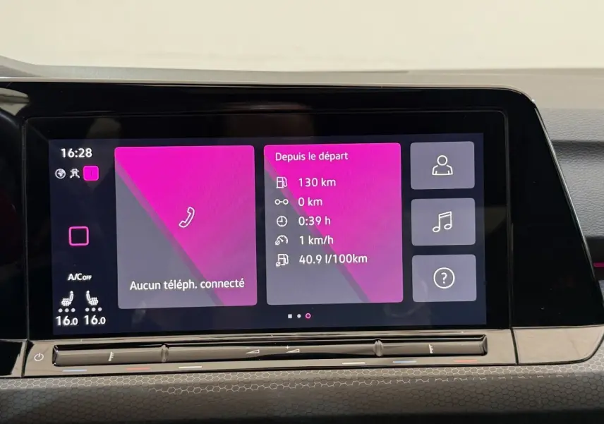 Écran tactile central de la Volkswagen Golf GTI Clubsport 2022 affichant les données de conduite et la connectivité.