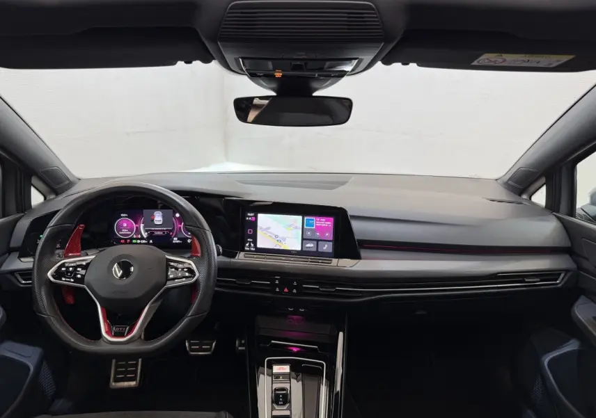 Vue intérieure avant du tableau de bord noir et volant GTI rouge et noir de la Volkswagen Golf 2.0 TSI 300 DSG7 2022.