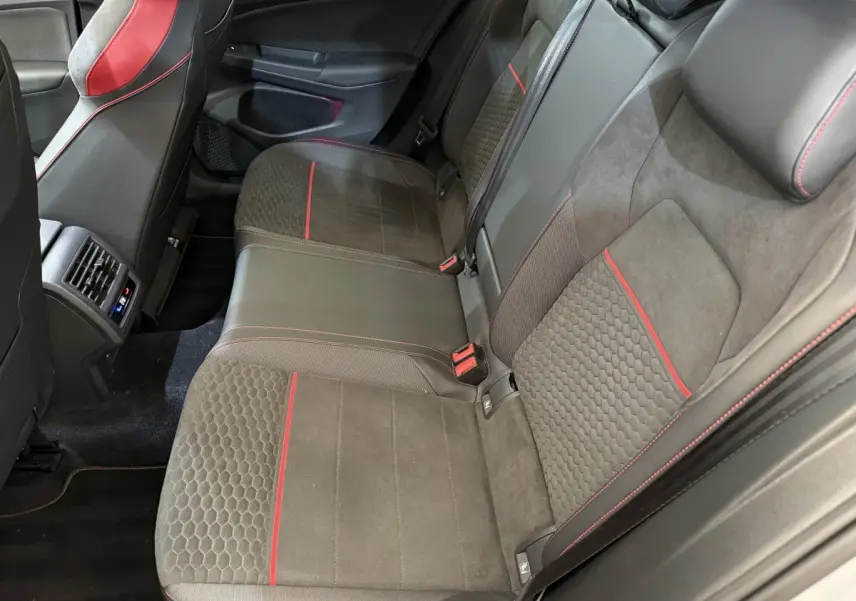 Vue intérieure côté droit des sièges arrière en tissu gris foncé avec surpiqûres rouges de la Volkswagen Golf GTI Clubsport 2022.