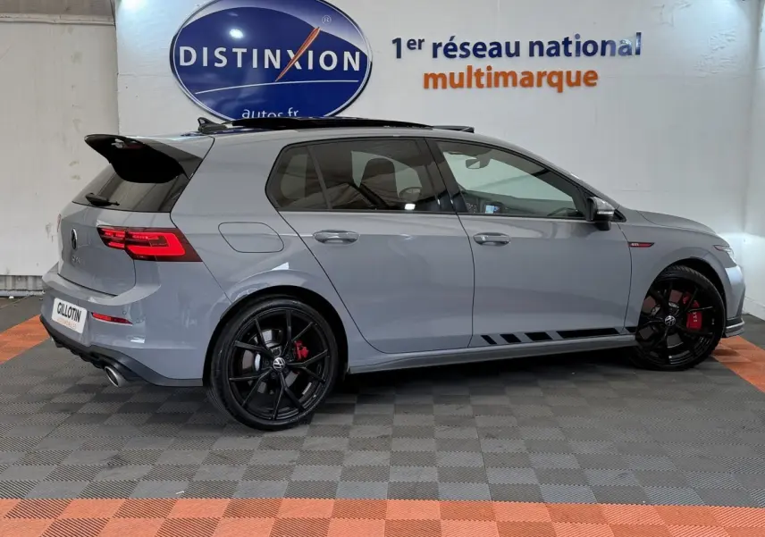Vue de profil droit d'une Volkswagen Golf GTI Clubsport 2.0 TSI gris foncé avec jantes noires et étriers rouges.