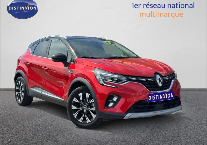 Renault Captur Rouge Flamme nacré en 3/4 avant droit, avec jantes alu et toit noir contrasté.
