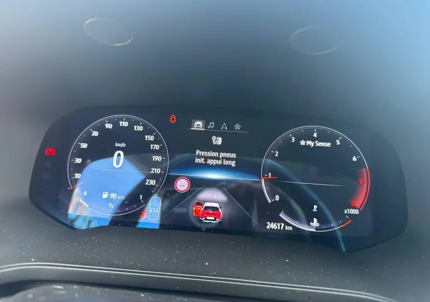 Tableau de bord numérique du Renault Captur 2024 affichant la vitesse, régime moteur et alertes de pression pneus.