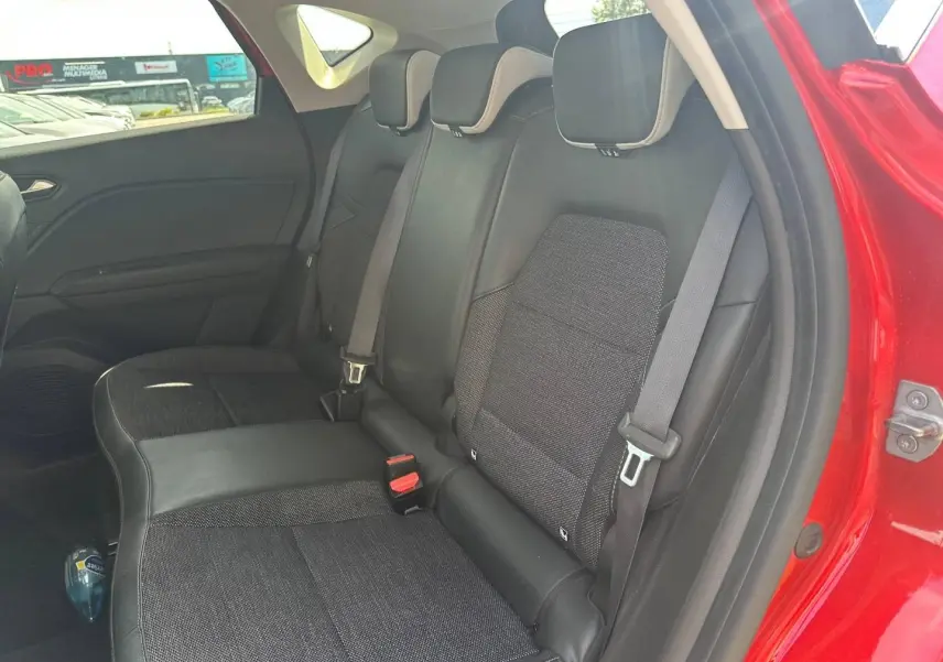 Vue intérieure côté droit des sièges arrière en tissu noir du Renault Captur Rouge Flamme nacré 2024.