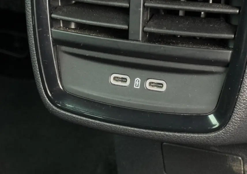 Vue rapprochée des ports USB-C de recharge situés sous les aérateurs arrière d'un Skoda Scala blanc Candy 2024.