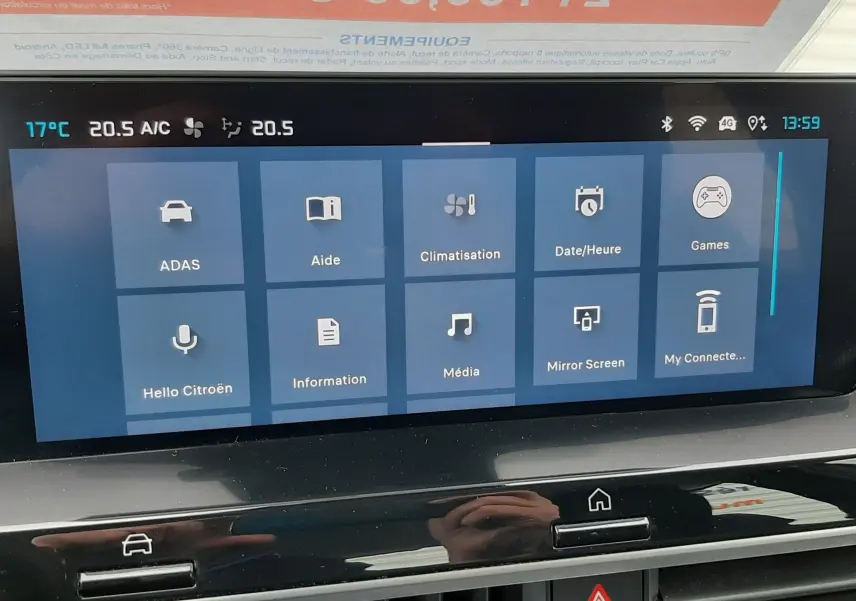 Écran tactile central de la Citroën C4 Hybrid 136 e-DSC6 Plus 2024 affichant le menu principal avec options ADAS et climatisation.