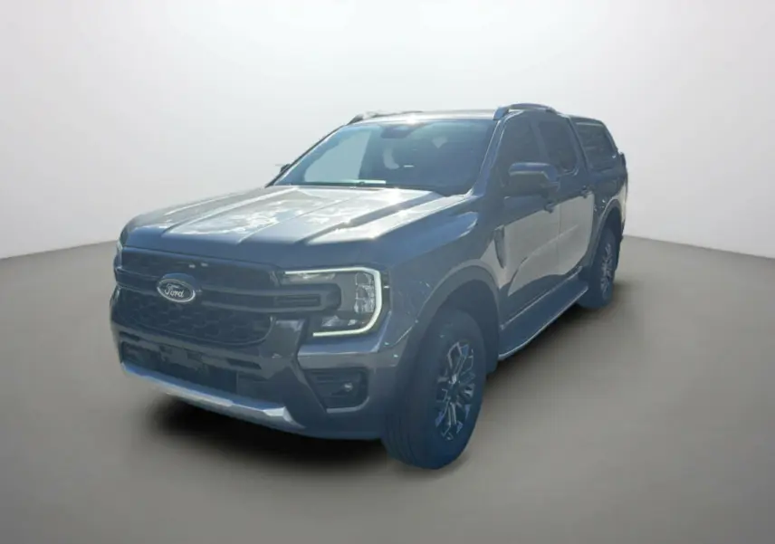 Ford Ranger 2025 gris carbone en 3/4 avant droit avec hard-top et jantes spécifiques Wildtrak
