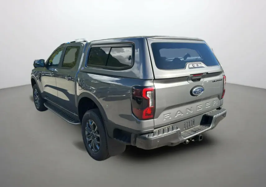 Vue 3/4 arrière droite du Ford Ranger Wildtrak gris carbone avec hard-top et jantes foncées, modèle 2025 diesel.