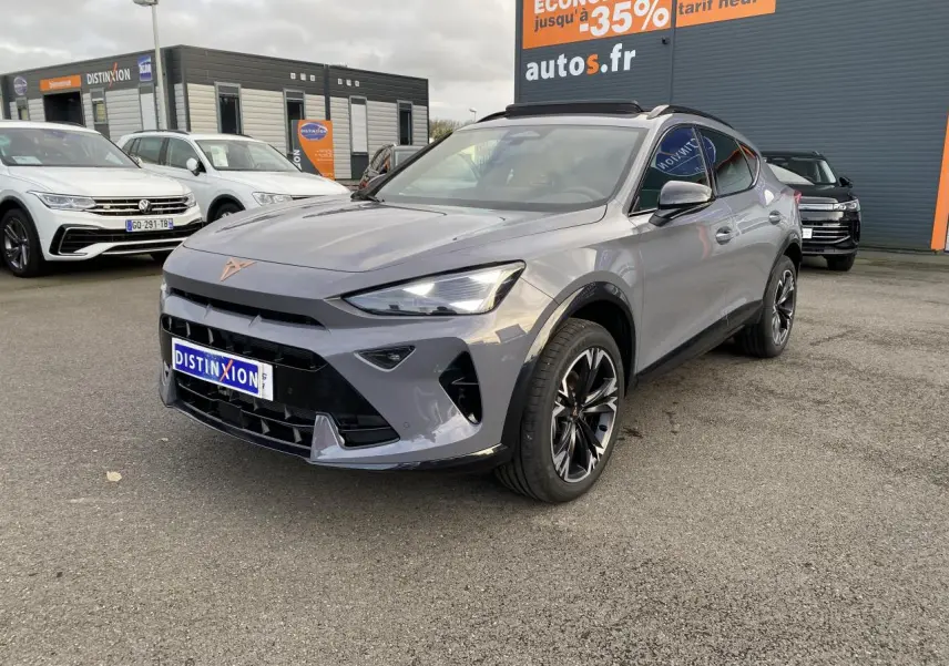 SUV CUPRA Formentor gris Graphène vu en 3/4 avant droit avec jantes noires et calandre marquée