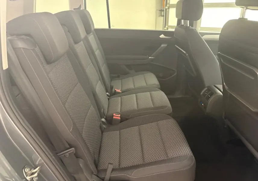 Vue latérale intérieure des sièges arrière en tissu gris du Volkswagen Touran 2025 finition VW Edition.