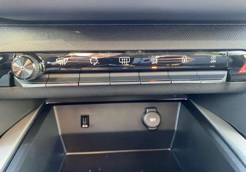 Détail de la console centrale avec commandes et prises USB et 12V du Citroën C5 Aircross blanc 2021.