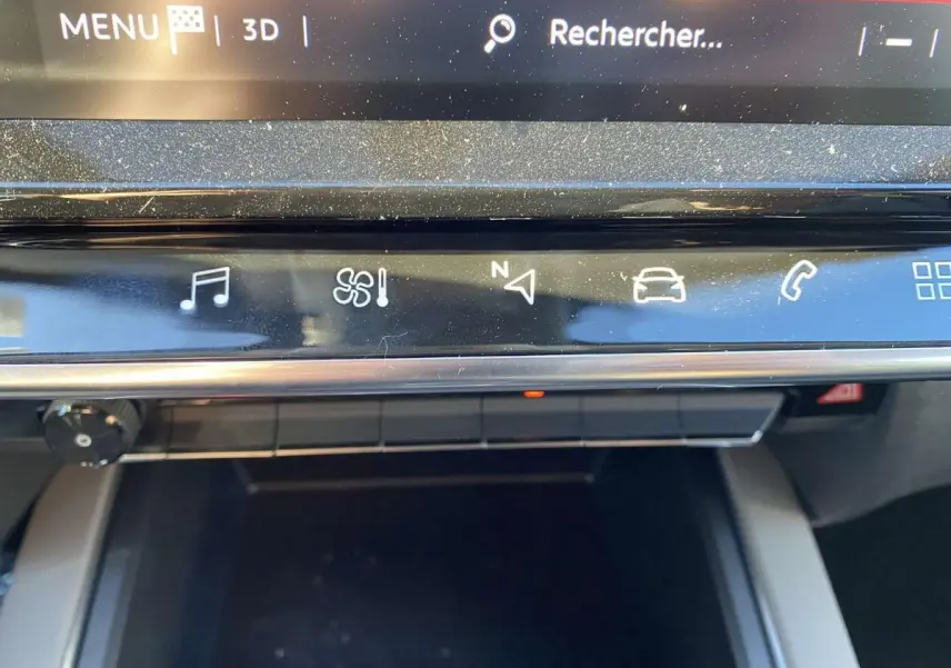 Détail de la console centrale tactile du Citroën C5 Aircross 2021 avec commandes climatisation et navigation visibles.