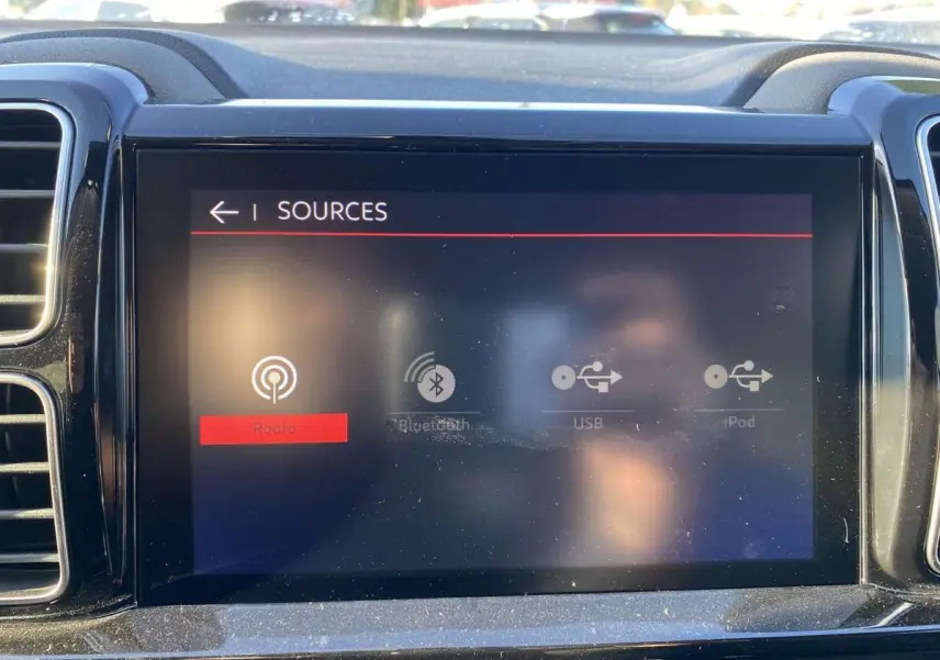 Écran tactile central du tableau de bord du Citroën C5 Aircross 2021 affichant les options sources audio.