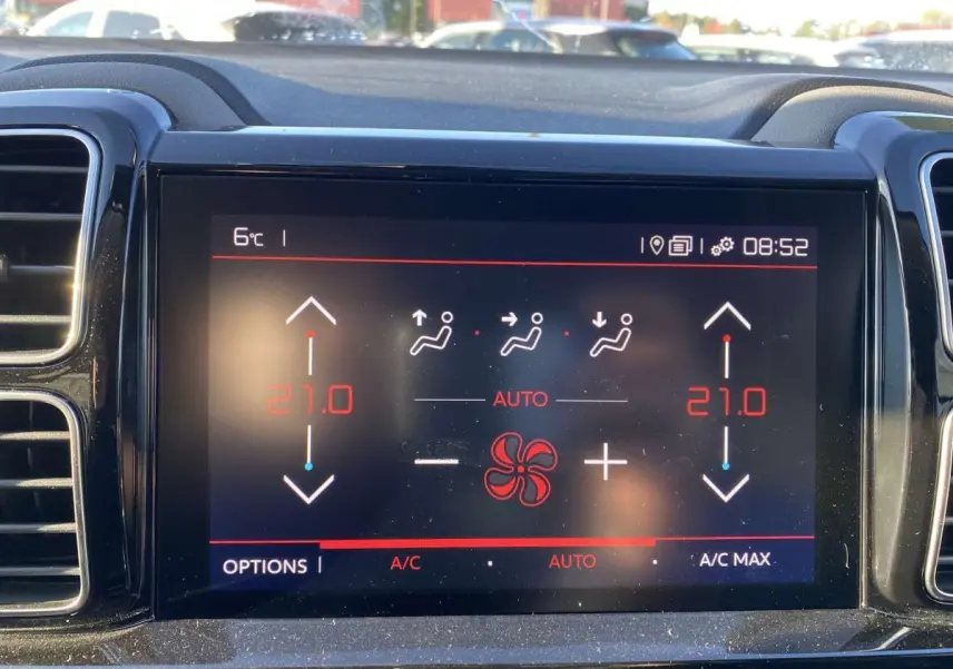 Écran tactile central de la Citroën C5 Aircross blanc, affichant la climatisation automatique bi-zone à 27°C.