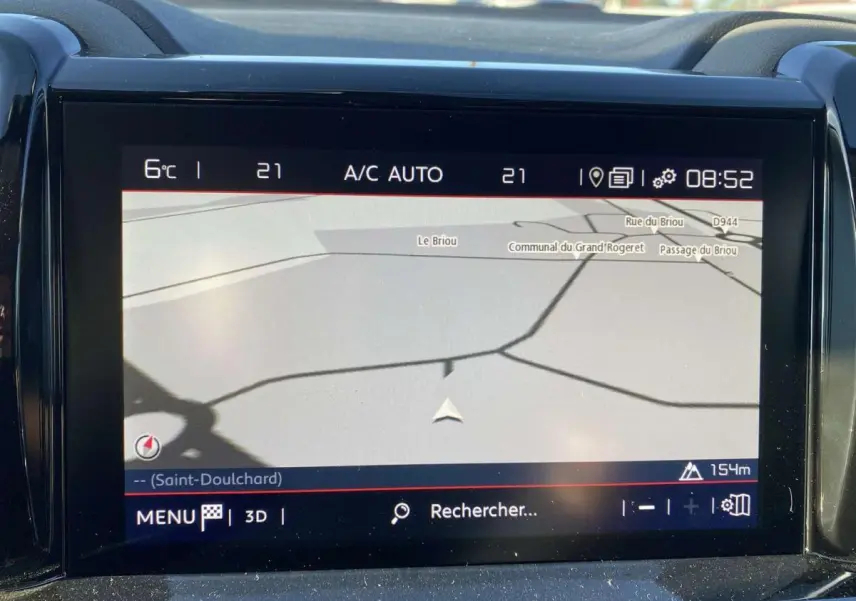Écran tactile du système de navigation du Citroën C5 Aircross blanc, affichant une carte en mode 3D.