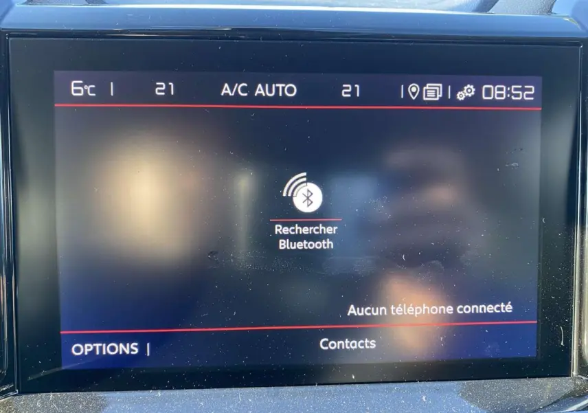 Écran tactile central du tableau de bord du Citroën C5 Aircross 2021 affichant la recherche Bluetooth, ambiance intérieure sombre.
