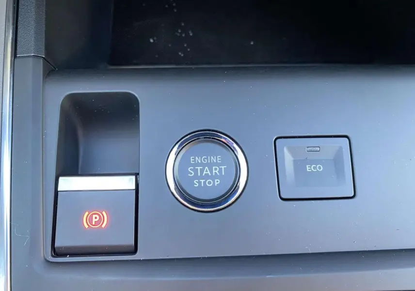 Gros plan sur les boutons du frein de stationnement électrique, démarrage moteur et mode ECO du Citroën C5 Aircross blanc.