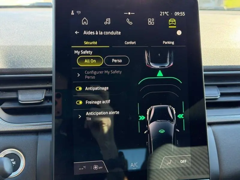 Écran tactile central montrant les aides à la conduite du Renault Captur 1.0 Eco-G 100ch Techno, intérieur noir.
