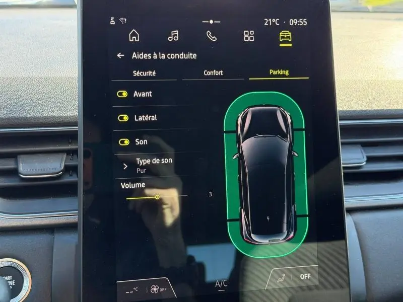 Écran tactile intérieur du Renault Captur 2025 montrant les aides à la conduite et le mode parking actif.