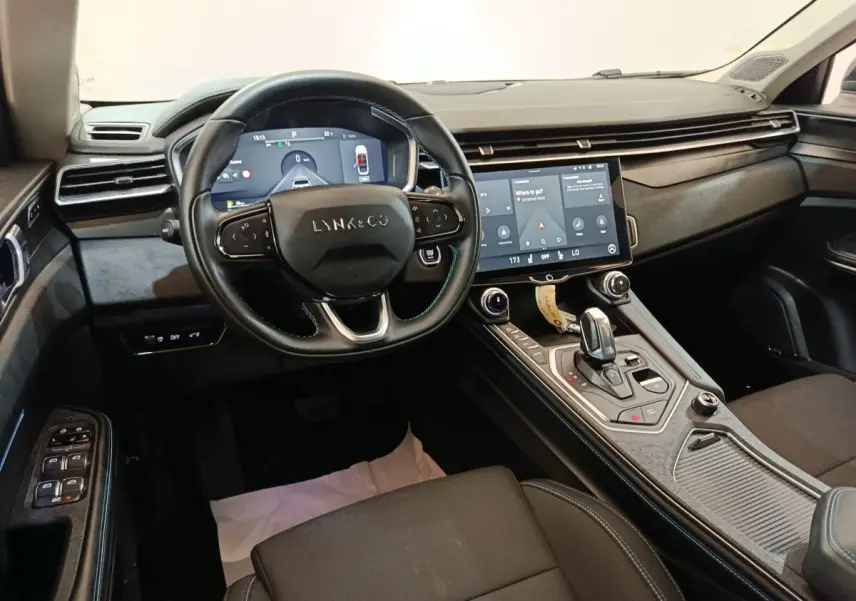 Vue intérieure côté conducteur du tableau de bord et console centrale du Lynk & Co 01 hybride rechargeable noir 2023.