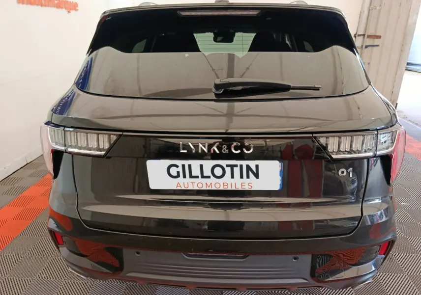 Vue arrière du SUV noir Lynk & Co 01 avec feux LED horizontaux et logo centré sur hayon.
