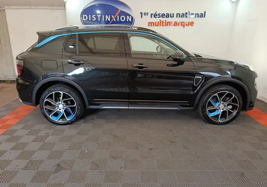Vue de profil côté gauche du SUV noir Link & Co 01 hybride rechargeable avec jantes noires et bleues distinctives.