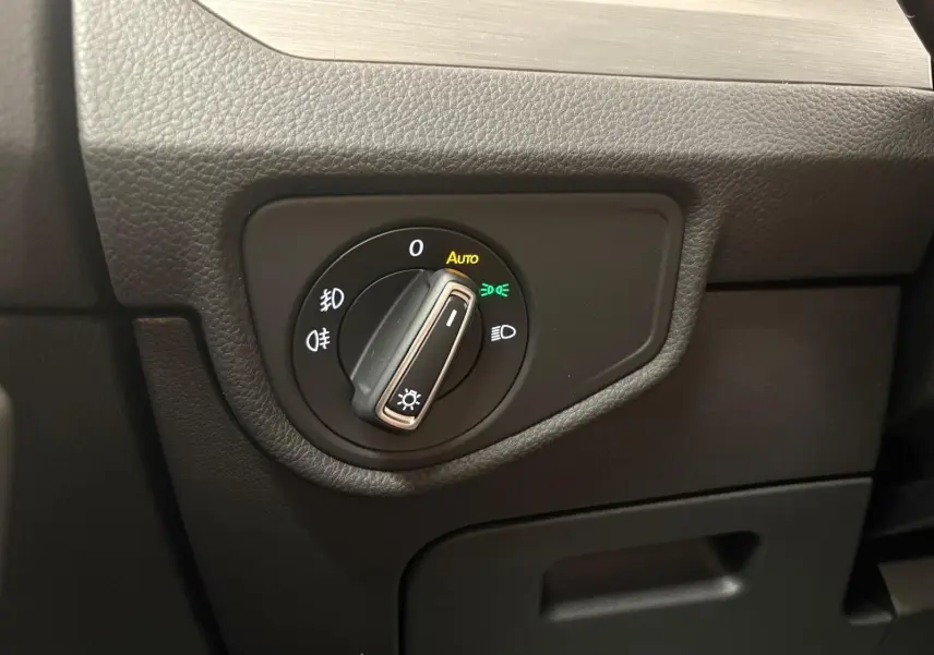 Gros plan sur le sélecteur d'éclairage intérieur noir du Volkswagen Touran 2025, finition VW Edition.