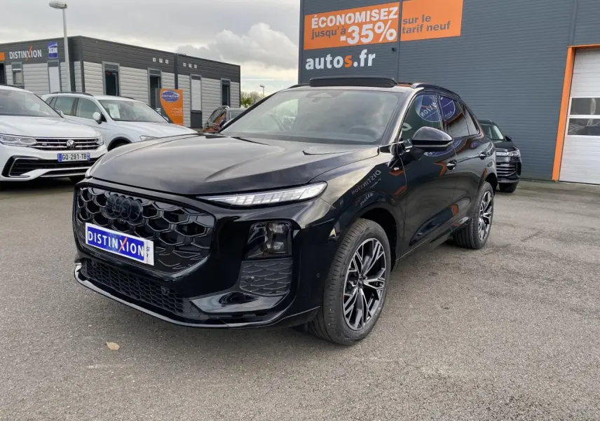Audi Q3 S Line noir mythic métallisé vue 3/4 avant droit avec jantes sport noires et calandre hexagonale distinctive.