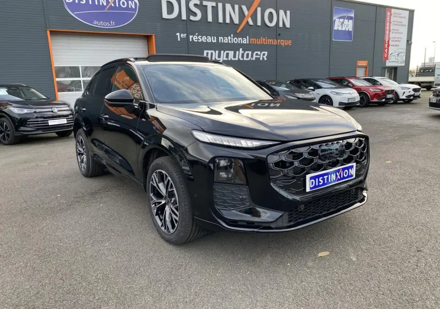 Audi Q3 New 2.0 TDI S Line noir mythic métallisé vue 3/4 avant avec calandre noire et jantes sport 19 pouces.