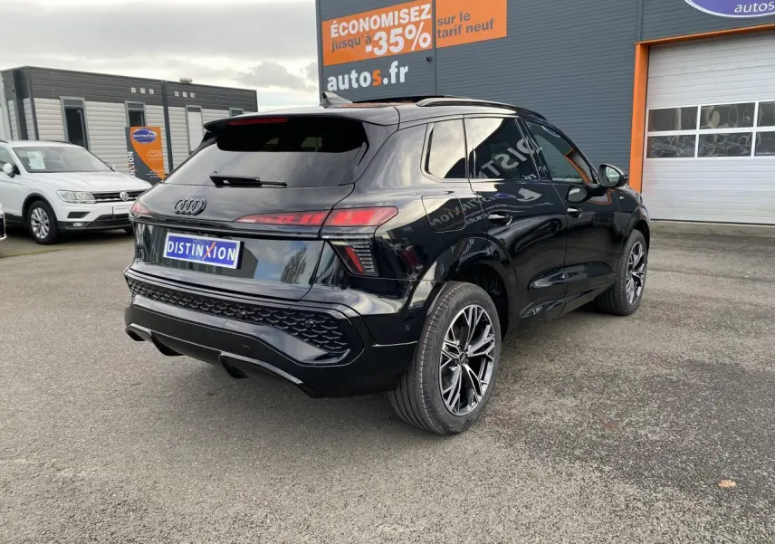 Audi Q3 noir mythic métallisé vue 3/4 arrière droit avec jantes sport noires et vitres surteintées