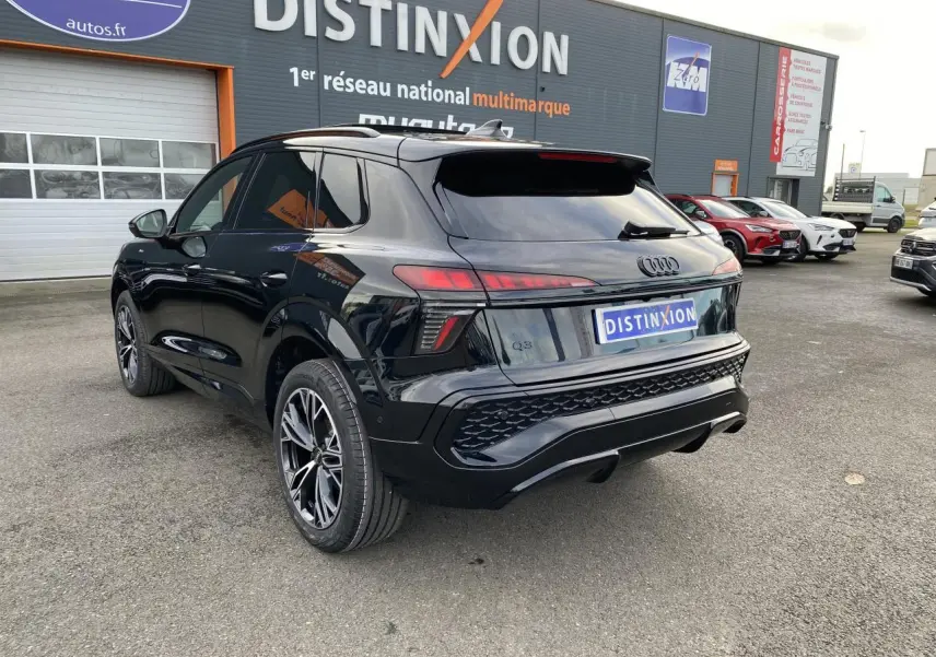 Audi Q3 2025 noir mythic métallisé en 3/4 arrière droit, avec jantes sport noires et feux LED distinctifs.