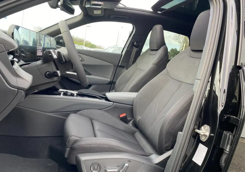 Intérieur côté conducteur d'un Audi Q3 noir mythic, sièges sport S line en tissu gris avec surpiqûres et toit panoramique.
