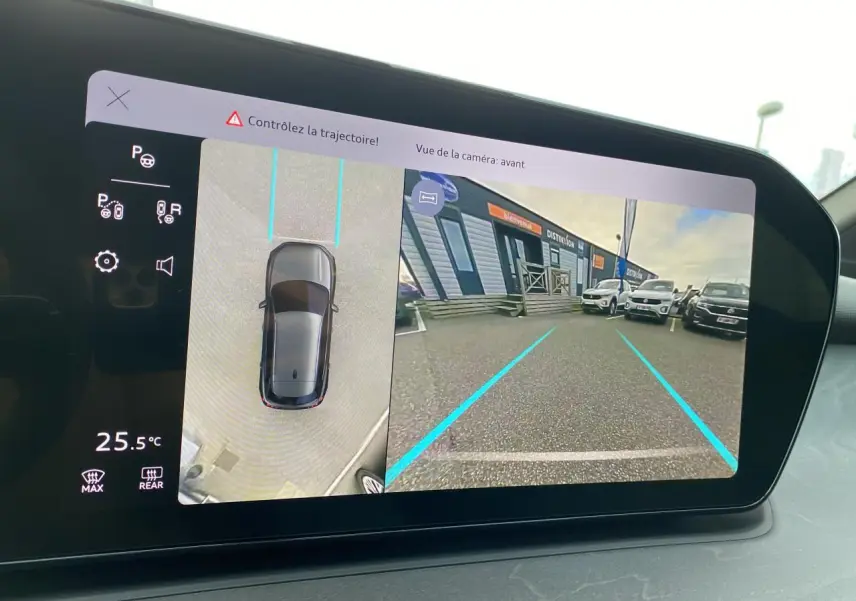 Vue écran intérieur montrant caméra 360° et vue avant du parking avec Audi Q3 noir mythic métallisé stationné