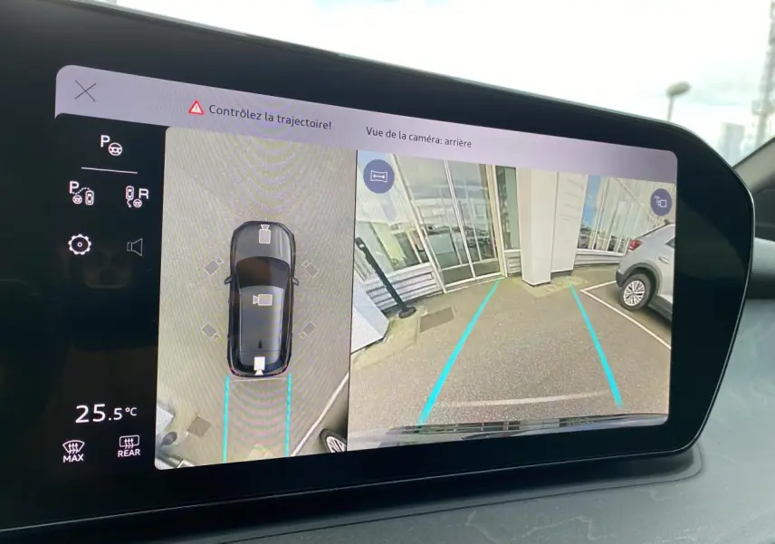 Écran intérieur affichant la caméra 360° et la vue arrière du stationnement d'un Audi Q3 noir mythic métallisé.