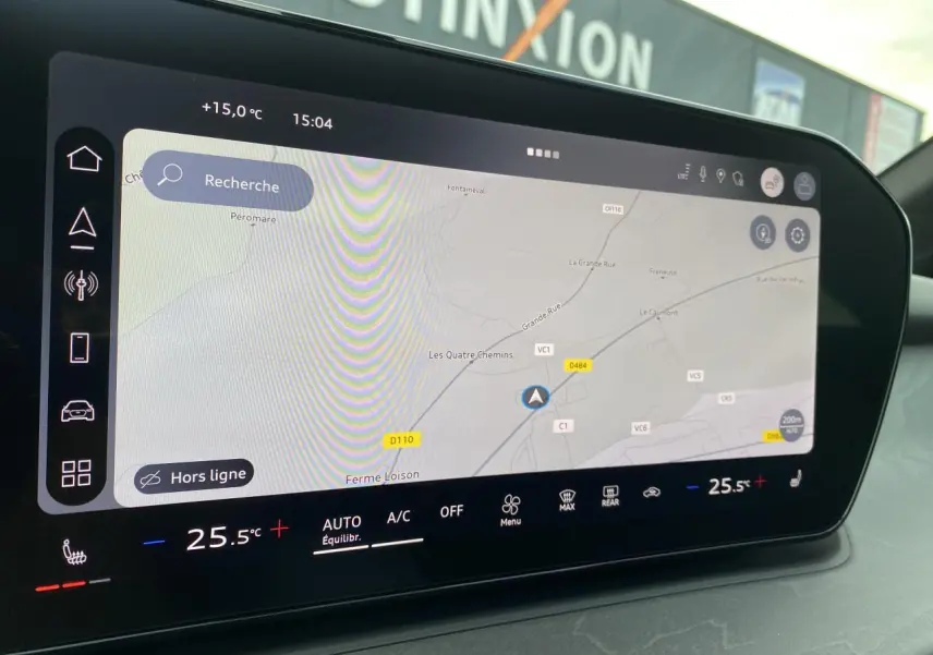 Vue rapprochée de l'écran tactile central affichant la navigation dans l'Audi Q3 noir mythic métallisé 2025.
