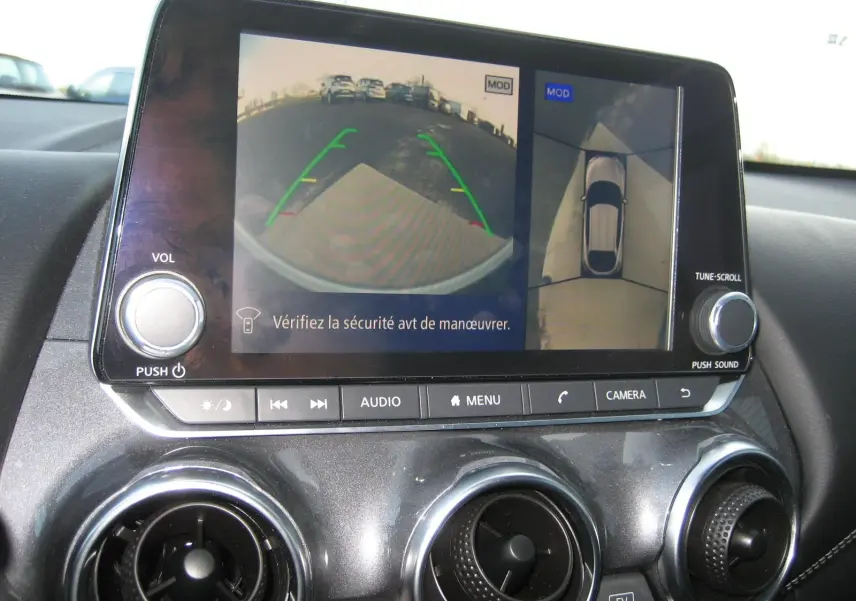 Écran central du Nissan Juke 1.6 Hybrid 143 Tekna 2024 montrant la caméra de recul et vue 360, intérieur noir.