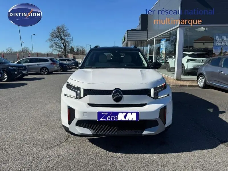 Vue avant d'un Citroën C3 Aircross 2026 blanc Banquise avec toit noir, calandre et phares LED distinctifs.