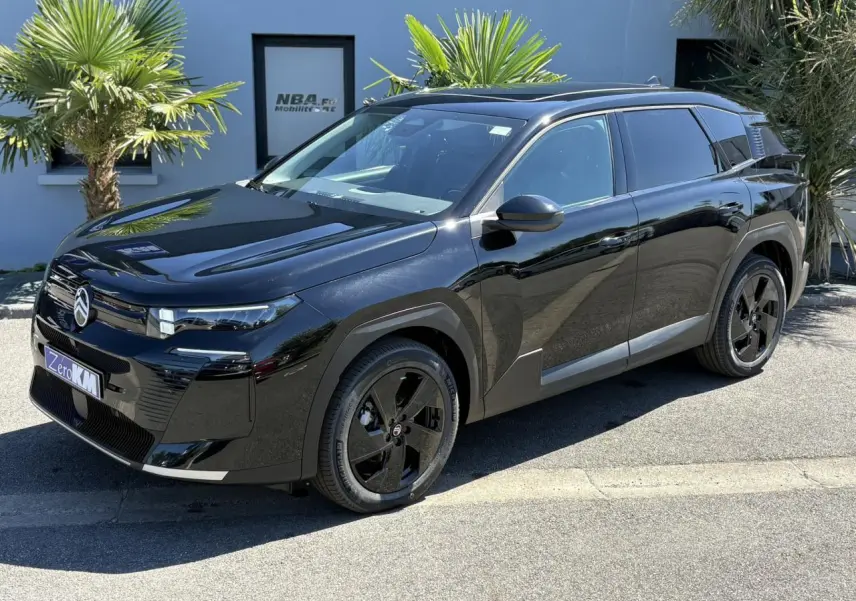 Vue 3/4 avant droite du Citroën C5 Aircross NV Hybrid noir Perla avec jantes noires et toit ouvrant vitré panoramique.