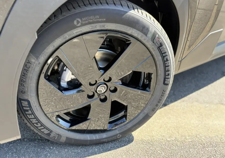 Gros plan sur la jante noire brillante 19'' avec pneu Michelin d'un Citroën C5 Aircross noir Perla.