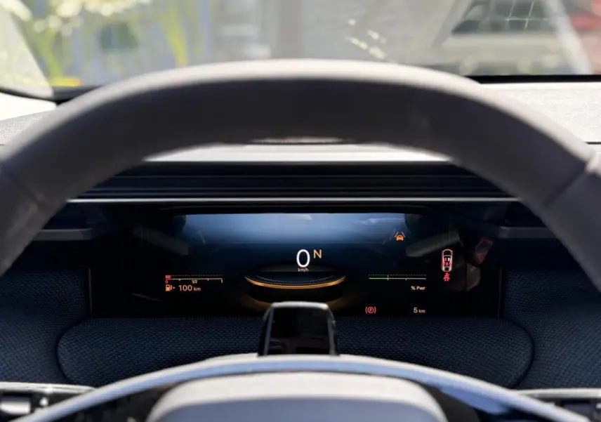 Vue depuis le volant sur le tableau de bord numérique du Citroën C5 Aircross noir avec affichage digital moderne.