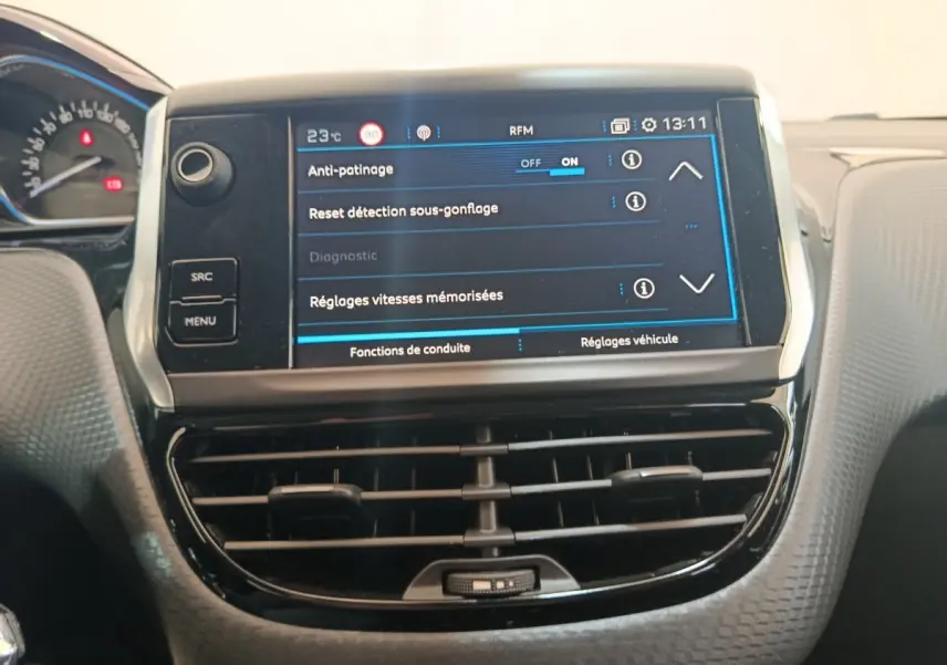 Écran tactile central affichant les réglages de conduite sur le tableau de bord d'un Peugeot 2008 gris foncé.