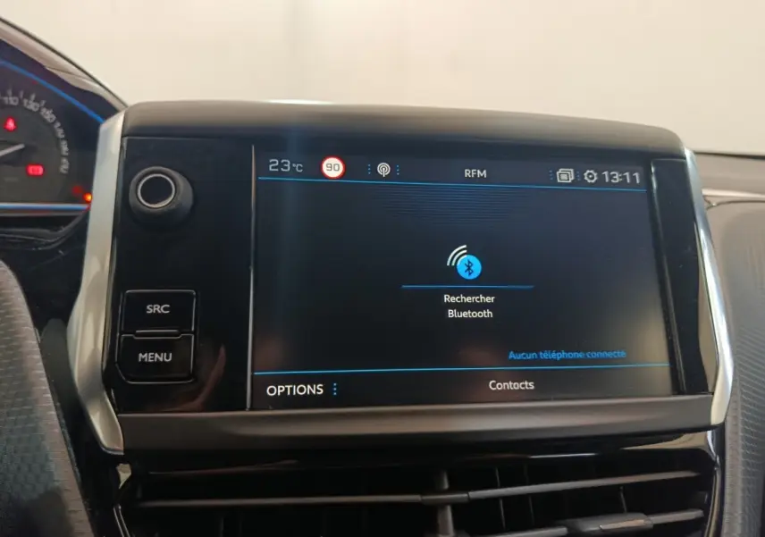 Écran tactile central du tableau de bord du Peugeot 2008 gris foncé, affichant la recherche Bluetooth.