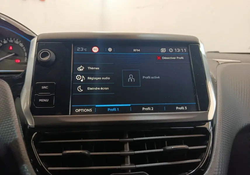 Écran tactile central de la Peugeot 2008 Puretech 110, affichant les réglages de profil conducteur, vue intérieure frontale.