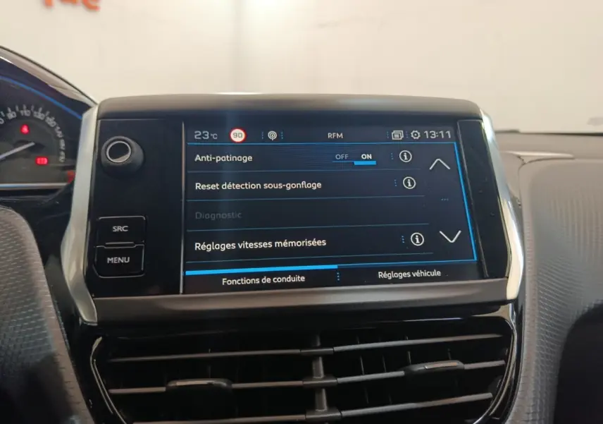 Écran tactile central affichant les réglages de conduite dans l’habitacle d’une Peugeot 2008 gris foncé, vue de face.